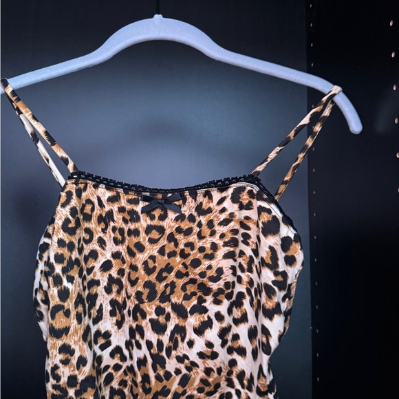 cute brown leopard tank top with lace detailing and bow ribbon detailing - Picture 3 of 5
